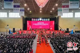 追光逐梦 一路繁花 西安培华学院2024届毕业典礼图片