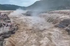 航拍黄河壶口瀑布洪峰过境如万马奔腾 壮丽景观吸引八方游客图片