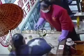 女子突然端火锅汤泼向邻桌，被泼者被烫到惊声尖叫，警方：俩人不认识，没有恩怨图片
