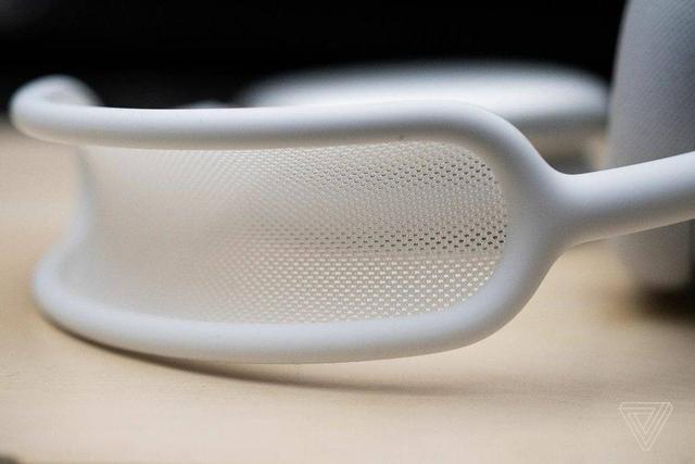 新 AirPods Pro 能测心率，苹果还想让耳机成为 AI 入口