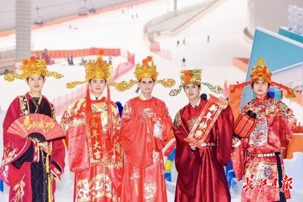 俄罗斯帅哥在甘露山文创城当“NPC”体验中国年