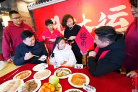 亲子卷饼迎立春，“咬春”拉满仪式感图片