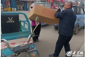 鱼台县清河镇残联为残疾人发放轮椅图片