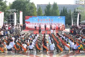 长治上党区应征入伍青年启程奔赴军营图片