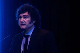 2.4万名公职人员被裁！米莱举起“电锯”，阿根廷人心惶惶图片