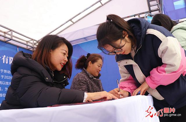 求职招聘“双向奔赴”，稳岗就业精准发力