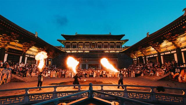 文旅大V探访夜游标杆唐城，国风电音泼水节引爆万人狂欢