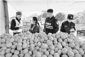 为丰收画卷添平安“警”色图片
