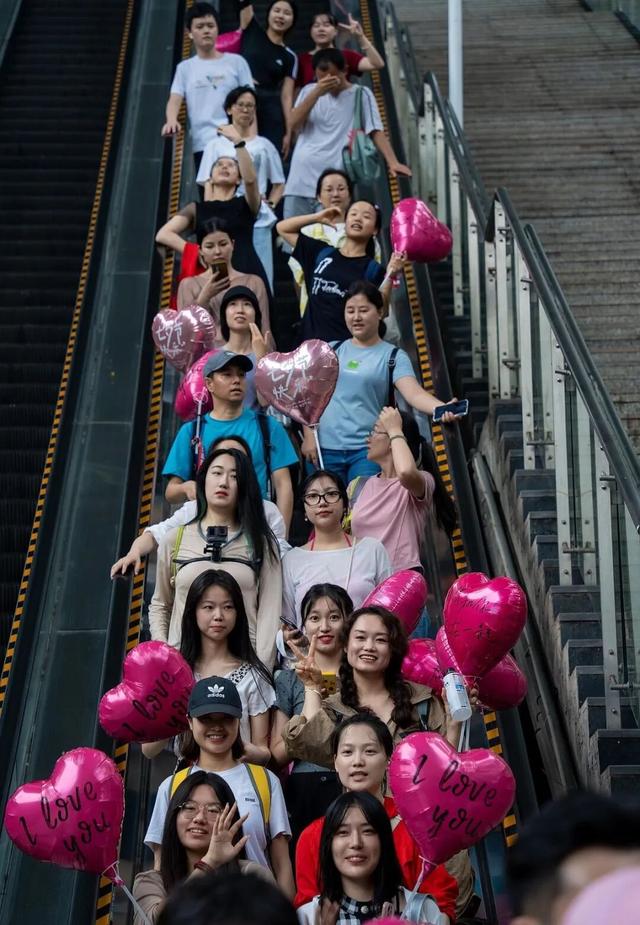 “走，带你去看沿途的风景”——南滨路“踩”城市心跳，用一万步捞同频搭子