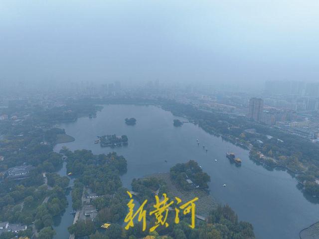 秋雾罩明湖 水雾氤氲美景如画