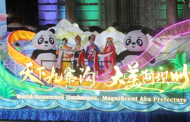 上海旅游节大巡游惊艳外滩，雨中演绎别样风情