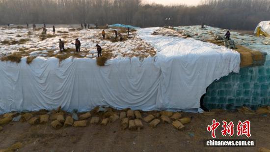 “厚棉被”揭开，哈尔滨冰雪大世界20万立方米存冰启用