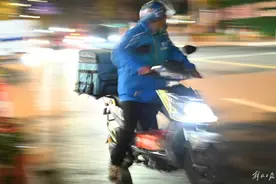 地方政策和平台要求相左，外卖员要不要健康证这事到底听谁的图片