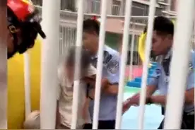 事发漳州！一10岁女孩攀爬游乐设施不慎掉落，右腿被卡栏杆中，消防紧急出动……图片