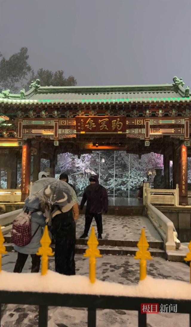 济南大雪18℃趵突泉水现“云雾润蒸”景观，锦鲤“躲雪”不见