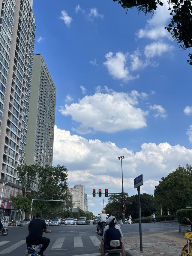 河南天空巨型“棉花糖”频现