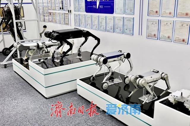 “济南造”机器人加速奔跑