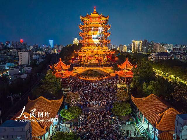 湖北武汉：黄鹤楼人气旺