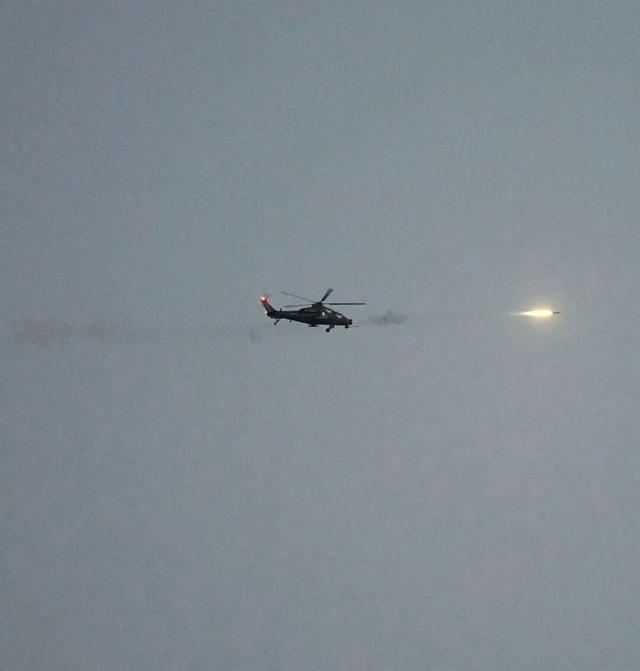 备受关注的00后陆军女飞行员，结婚了！