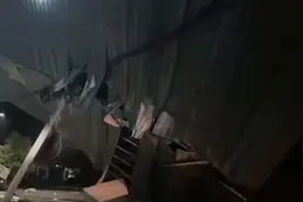 宜宾多地遭遇大风暴雨：酒店玻璃门在风雨中爆裂，有彩钢瓦被吹倒致道路中断图片