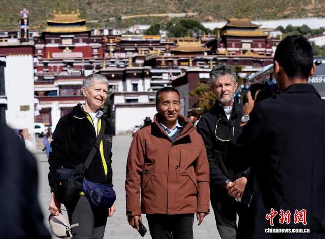 国庆假期 中外游客游览西藏扎什伦布寺