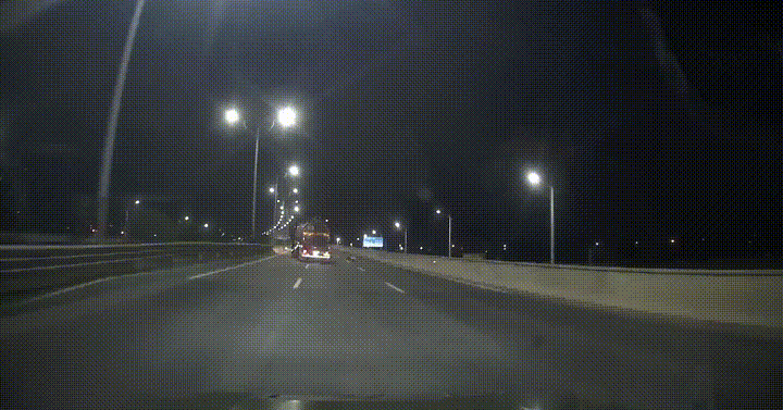 路遇车祸，00后水兵截住车流……图片