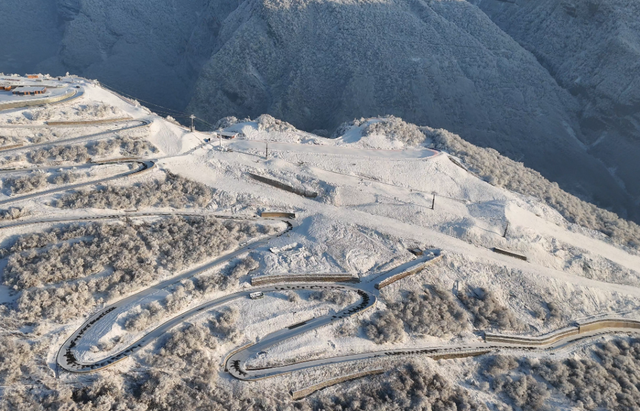 青睐绵阳 || 冰雪奇观+雪地撒欢！平武虎牙滑雪场即将开放，这个冬天等你来畅玩~