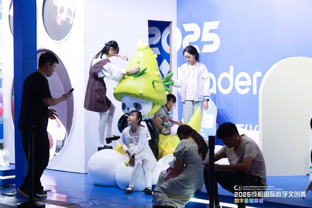 近50万人次打卡这条街！成都数字文创“引燃”国庆中秋长假