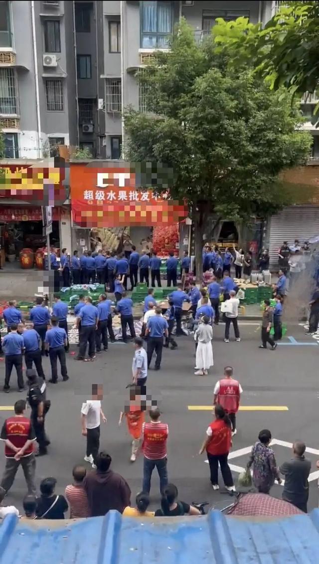 四川乐山城管执法时掀摊打人？官方回应：不是“谁闹谁有理” ，3人被行拘！