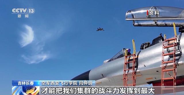 在长春开歼11BS表演的是俩女飞行员