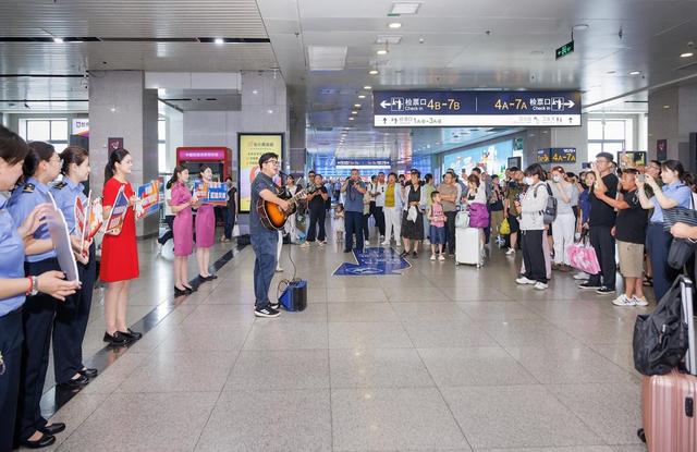 铁路+文旅创新推广青岛旅游！国铁济南局青岛站携手市南区开通“啤酒节”文旅专列