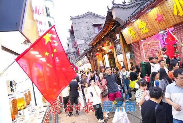 一年四季 泉在济南 | 国庆假期济南芙蓉街人气爆棚 游客扎堆品特色小吃