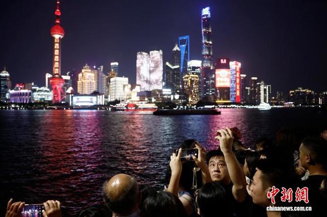 国庆假期 游客在上海外滩欣赏黄浦江两岸美景