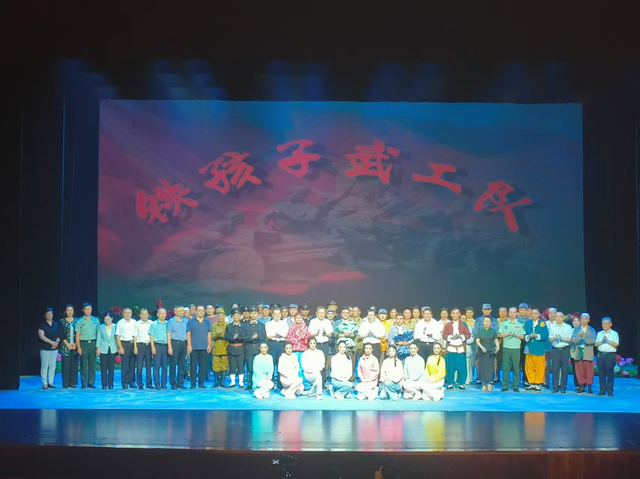 驻菏官兵进剧场，携手共建双拥情