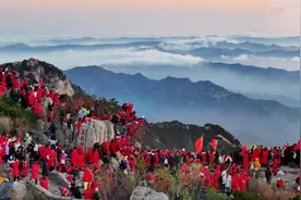 火爆！国庆7天超40万人爬泰山，今年已有超700万名游客登临泰山之巅图片