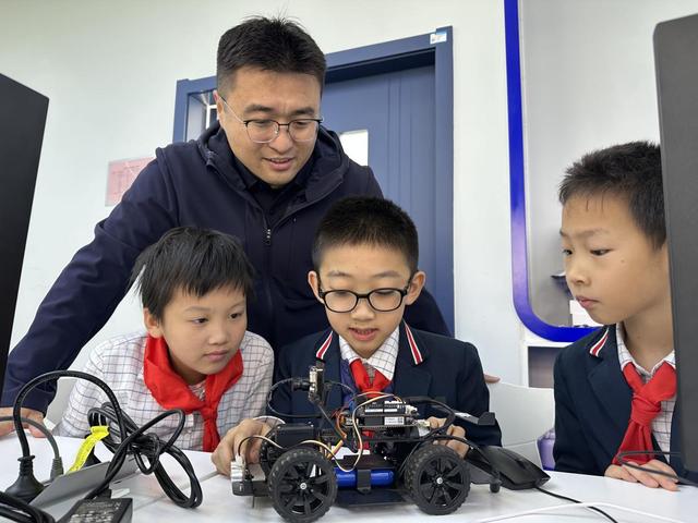 济南市甸柳第一小学学子沉浸式体验人工智能