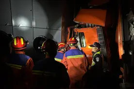 夜幕下的生死时速：杭州高速交警紧急救援，点亮生命之光图片