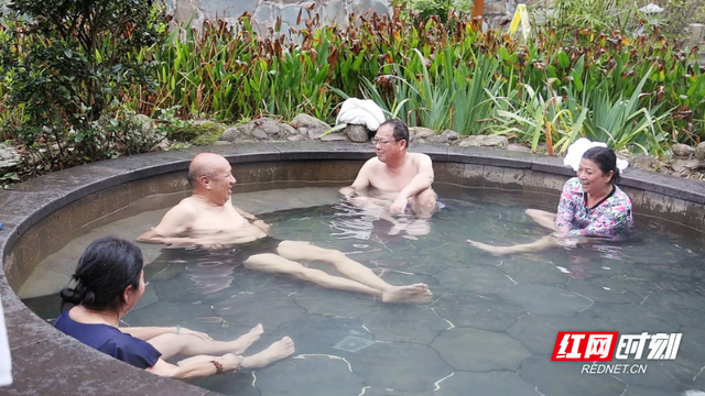 汝城县：新春错峰游暖意浓 银发康养乐享温泉
