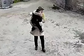 军娃和军爸监控隔空喊话 稚嫩有力的“爸爸”听得鼻酸了图片