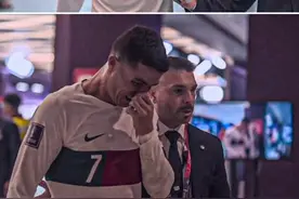 岁月无情！英雄泪满襟💔C罗世界杯落泪离场＆沙王冠哭成泪人图片