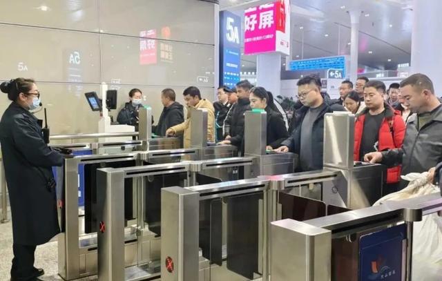 冬季到新疆来玩雪丨首个雪假撬动市场 新疆冬游迎来消费新高峰