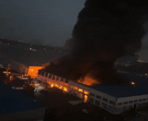 紧急处置！绍兴一仓库起火伴燃爆声	，消防火速驰援现场