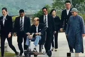 如果李嘉诚不悬崖勒马，放弃把港口卖给贝莱德，未来市值还会大跌，甚至退市图片