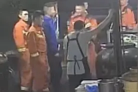 隔着屏幕都是温暖！ 消防员凌晨救火归来吃宵夜 暖心小姐姐悄悄买单后离去视频封面