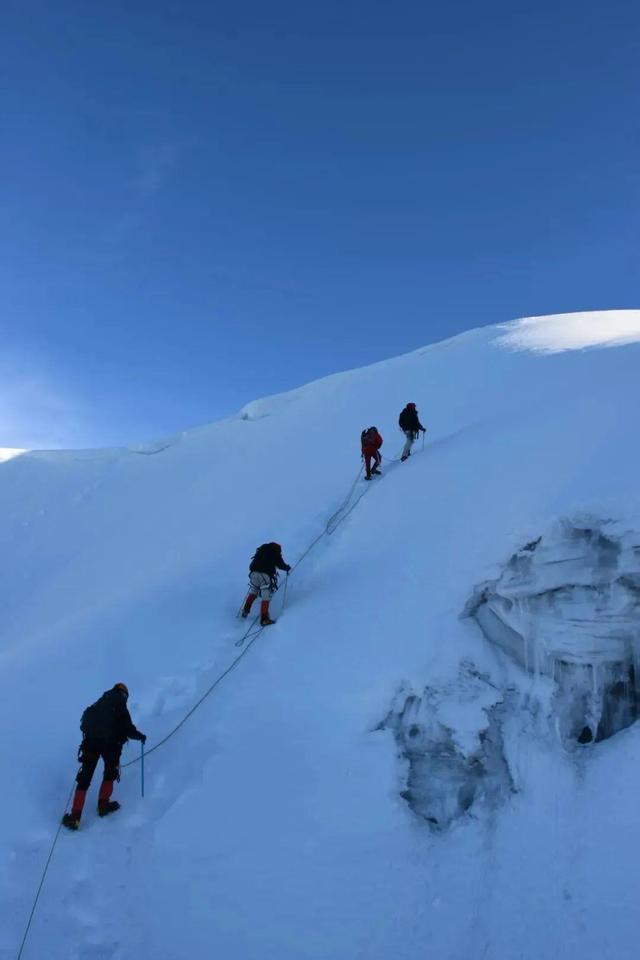 北大登山队成功两峰连登——那玛峰、贡巴峰