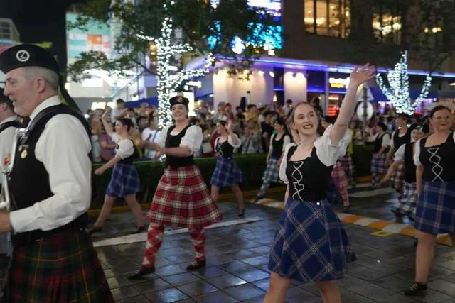 今晚，旅游节花车巡游首站亮相静安！市民游客热情体验