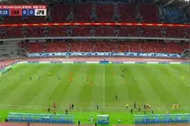 国足vs日本第34分钟，有球迷冲入场内图片