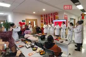 病房里过小年，医患和谐迎春节图片