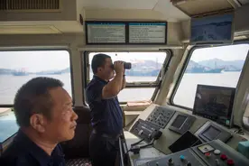 浙江宁波：渔船归港防台风图片