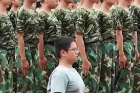 “板凳男孩”去军训，军姿挺拔！图片